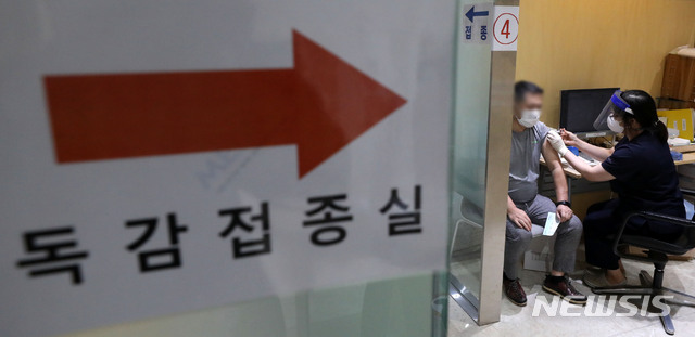 [서울=뉴시스]홍효식 기자 = 23일 오전 서울 강서구 한국건강관리협회 서울서부지부를 찾은 시민들이 독감 예방접종을 받고 있다. 2020.09.23.&nbsp; yesphoto@newsis.com