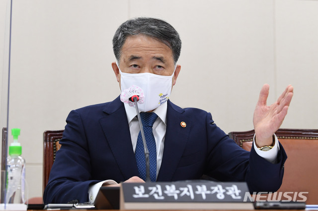 [서울=뉴시스] 김진아 기자 = 박능후 보건복지부 장관이 23일 서울 여의도 국회에서 열린 보건복지위원회 전체회의에서 의원 질의에 답변하고 있다. (공동취재사진) 2020.09.23. photo@newsis.com