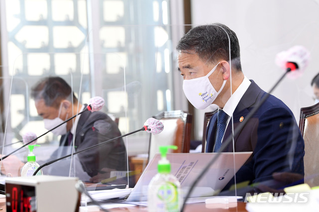 [서울=뉴시스] 김진아 기자 = 박능후 보건복지부 장관이 지난 23일 서울 여의도 국회에서 열린 보건복지위원회 전체회의에서 의원 질의에 답변하고 있다. 왼쪽은 나성웅 질병관리청 차장. (공동취재사진) 2020.09.23. photo@newsis.com