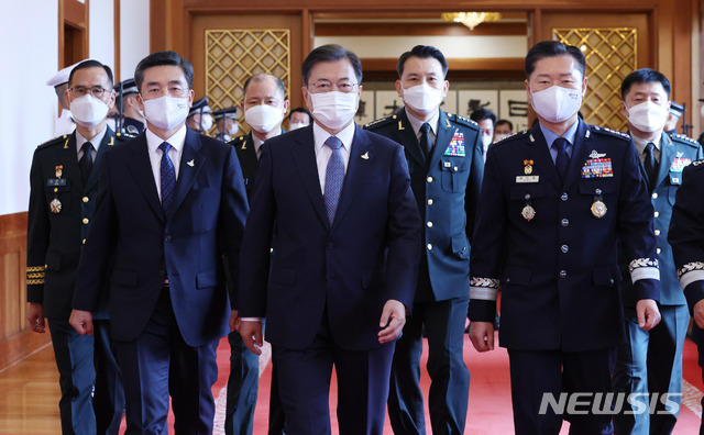 [서울=뉴시스]추상철 기자 = 문재인 대통령이 23일 오전 청와대에서 군 장성 진급 및 보직 신고식을 마친후 군 장성들과 함께 환담장으로 이동하고 있다. 왼쪽부터 남영신 육군 참모총장, 서욱 국방부 장관, 김정수 2작전사령관, 문재인 대통령, 김승겸 연합사부사령관, 원인철 합동참모의장, 안준석 지상작전사령관. 2020.9.23.&nbsp;&nbsp; scchoo@newsis.com