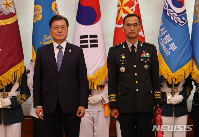 [서울=뉴시스]추상철 기자 = 문재인 대통령이 23일 오전 청와대에서 남영신 육군참모총장의 보직신고를 받은 후 삼정검(三精劍)에 수치(綬幟)를 달아준후 기념촬영을 하고 있다. 수치는 끈으로 된 깃발로 장성의 보직과 이름, 임명 날짜, 수여 당시 대통령 이름이 수놓아져 있다. 2020.9.23.&nbsp;&nbsp; scchoo@newsis.com