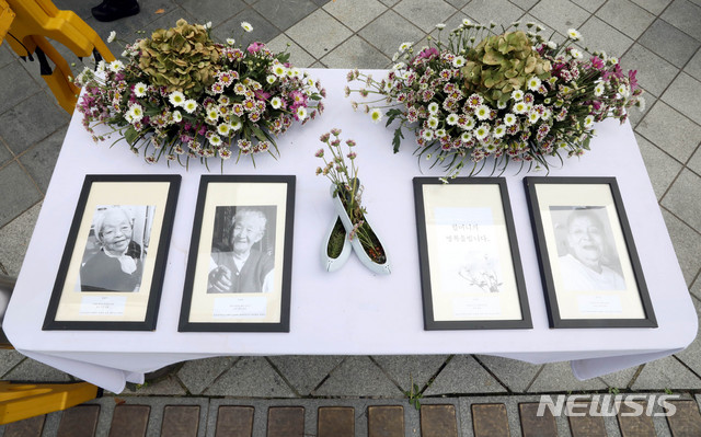 [서울=뉴시스]김병문 기자 = 지난 9월23일 오후 서울 종로구 옛 일본대사관 앞에서 열린 일본군성노예제 문제해결을 위한 1458차 수요시위 기자회견에 위안부 피해 할머니들의 사진이 놓여 있다. 2020.09.23. dadazon@newsis.com