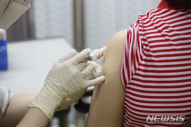 [서울=뉴시스]최진석 기자 = 독감 백신 유통 과정 문제로 정부가 무료접종 사업을 일시 중단한 23일 서울 동대문구 한국건강관리협회 건강증진의원 서울동부지부에서 한 내원객이 유료 독감 예방 접종을 하고 있다. 2020.09.23. myjs@newsis.com