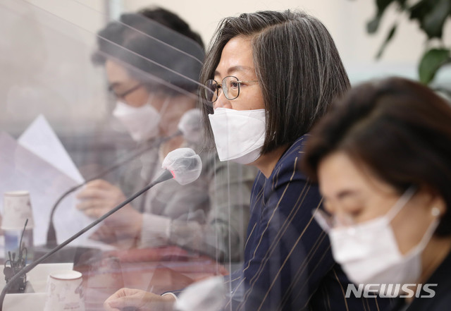 [서울=뉴시스]김진아 기자 = 이수정 경기대 범죄심리학과 교수가 23일 오후 서울 여의도 국회에서 열린 국민의힘 성폭력대책특별위원회 1호 법안 발표 기자간담회에서 발언을 하고 있다. (공동취재사진) 2020.09.23. photo@newsis.com