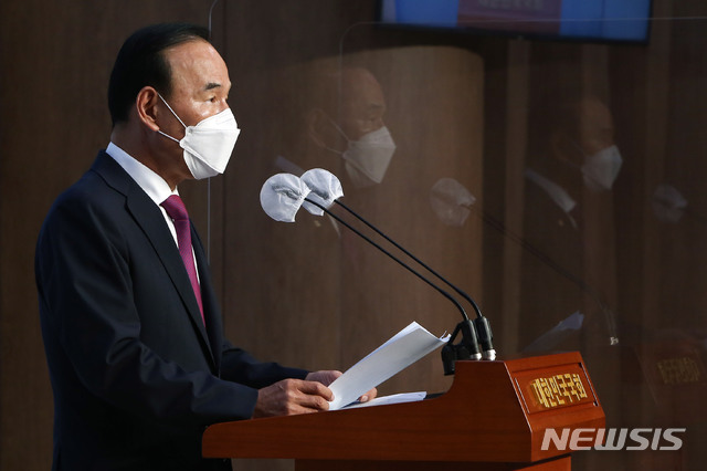 [서울=뉴시스] 김진아 기자 = 가족 기업이 피감기관으로부터 수천억원대 특혜 수주를 받았다는 의혹을 받고 있는 박덕흠 국민의힘 의원이 23일 국회 소통관에서 탈당 기자회견을 하고 있다. (공동취재사진) 2020.09.23. photo@newsis.com