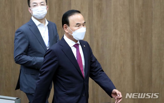 [서울=뉴시스]김진아 기자 = 박덕흠 국민의힘 의원이 23일 오후 국회 소통관에서 탈당 기자회견을 한 뒤 퇴장하고 있다. (공동취재사진) 2020.09.23. photo@newsis.com