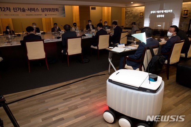 [서울=뉴시스] '실내외 자율주행 배달로봇(우아한 형제들)' 시연을 보고 있다. (사진=과학기술정보통신부 제공) 2020.09.23.&nbsp; photo@newsis.com