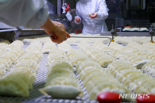 [인천=뉴시스]배훈식 기자 = 신종 코로나바이러스감염증(코로나19) 여파 등으로 혼밥족을 위한 간편식이 각광받고 있는 23일 오후 인천 중구 CJ제일제당 인천냉동식품공장에서 근무자들이 빚어진 만두를 검수하고 있다. 2020.09.23. dahora83@newsis.com