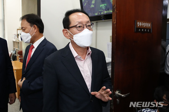 [서울=뉴시스]김선웅 기자 = 23일 오후 국회 법제사법위원회 소회의실 앞에서 법안심사1소위에서 고위공직자수사처법 개정안을 기습상정하자 이게 반발한 국민의힘 김도읍 간사가 기자회견을 열고 발언 하고 있다. (공동취재사진) 2020.09.23. photo@newsis.com