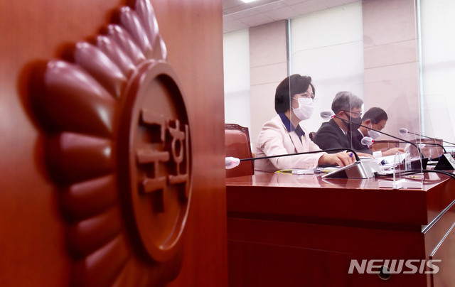 [서울=뉴시스] 김선웅 기자 = 추미애 법무부 장관이 23일 서울 여의도 국회에서 열린 국회 법제사법위원회 전체회의에서 질의에 답하고 있다. (공동취재사진) 2020.09.23.&nbsp; photo@newsis.com