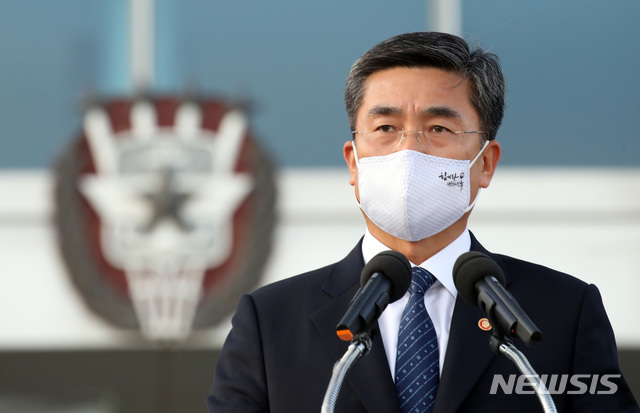 [서울=뉴시스] 사진공동취재단 = 서욱 국방부 장관이 23일 오후 서울 용산구 합동참모본부 대연병장에서 열린 합참의장 이·취임식에서 훈시하고 있다. 2020.09.23.&nbsp; photo@newsis.com