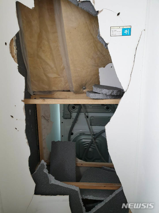 [광양=뉴시스] 변재훈 기자 = 23일 오후 2시20분께 전남 광양시 중동 고층 아파트 44층 공용 통로에서 불이 났다. 화재 직후 30대 어머니가 생후 6개월된 아들을 안고 베란다 경량 칸막이를 부수고 대피해 큰 피해는 없었다. 사진은 대피 통로로 쓰였던 경량 칸막이가 파손된 모습. (사진=광양소방 제공) 2020.09.23. photo@newsis.com