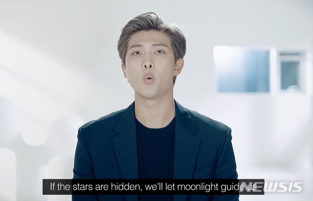 [서울=뉴시스] 이영환 기자 = 그룹 방탄소년단(BTS)의 희망메시지가 23일 오전(현지시각) 유엔 보건안보우호국 그룹 고위급 회의에서 공개되고 있다. (사진=외교부 페이스북 캡쳐) 2020.09.23&nbsp; photo@newsis.com