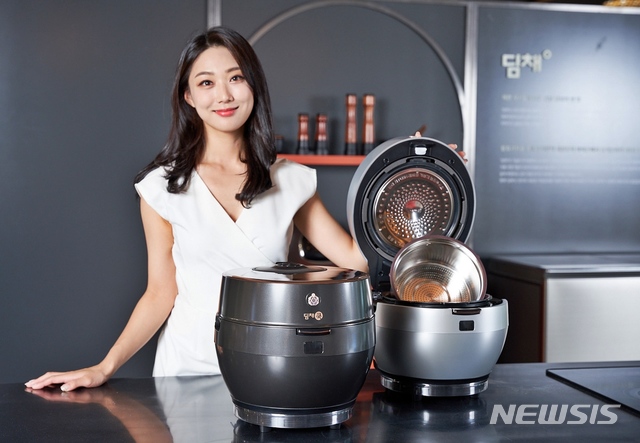 [서울=뉴시스] 위니아딤채는 세계 최초의 IH당질저감 압력밥솥 '딤채쿡 당질저감 50' 10인용 신제품을 출시한다고 24일 밝혔다. 2020.09.24.(사진=위니아딤채 제공) 