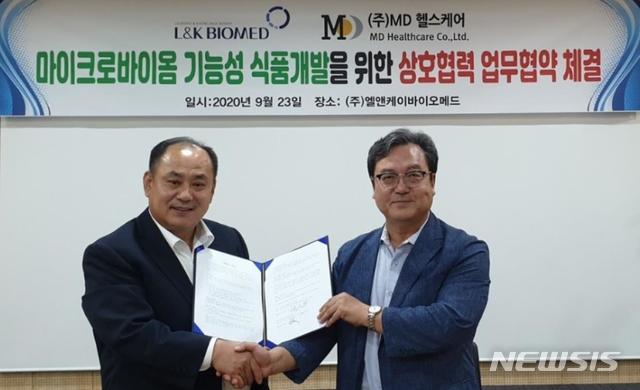 [서울=뉴시스] 박근주 엘앤케이바이오 사장과 김윤근 MD헬스케어 대표가 업무협약 체결 후 기념사진 촬영을 하고 있다. (사진제공=엘앤케이바이오)