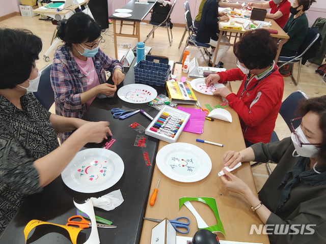 [광주=뉴시스]이창우 기자 = 노사발전재단 광주중장년일자리희망센터가 주관하는 광주 동구지역 중장년 구직자들을 위한 '사회서비스 분야 직무특화 교육과정' 모습. (사진=노사발전재단 제공) 2020.09.23.&nbsp; photo@newsis.com 