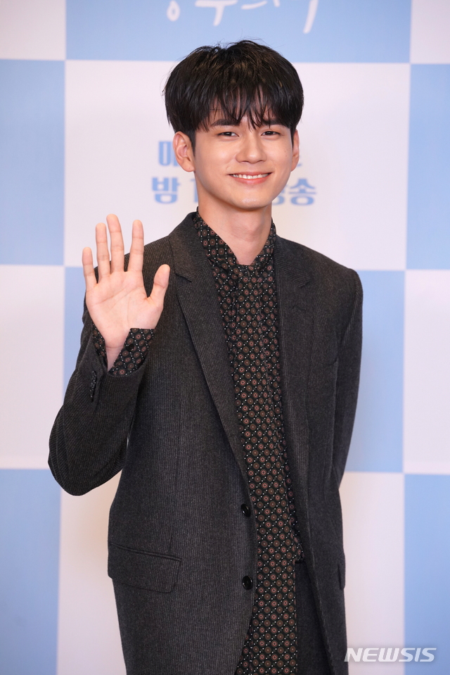 [서울=뉴시스] 그룹 '워너원' 출신 배우 겸 가수 옹성우가 24일 JTBC 새 금토극 '경우의 수' 제작발표회에 참석했다. (사진 = JTBC) 2020.09.24. photo@newsis.com