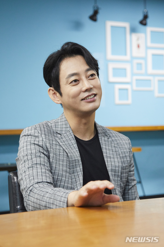 [서울=뉴시스] TBS TV 음악 예능 프로그램 '힐링스테이지 그대에게' MC를 맡은 가수 겸 뮤지컬 배우 테이가 18일 서울 상암동에 있는 TBS 사옥에서 인터뷰하고 있다. (사진=TBS 제공) 2020.09.27. photo@newsis.com 