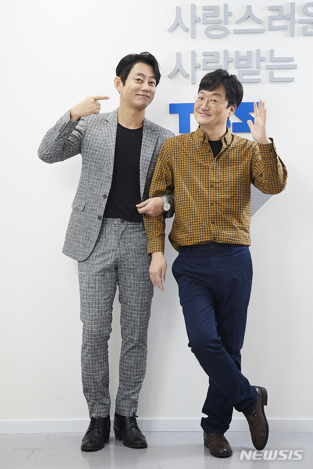 [서울=뉴시스] TBS TV 음악 예능 프로그램 '힐링스테이지 그대에게' MC를 맡은 가수 겸 뮤지컬 배우 테이(왼쪽)와 시인 오은 (사진=TBS 제공) 2020.09.27. photo@newsis.com 