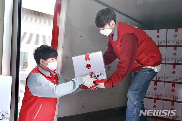 [서울=뉴시스] 롯데지주는 지난 10일 복지재단, 정밀화학과 함께 전국 미혼모 1300명을 대상으로 '롯데 플레저박스'를 전달했다. (사진=롯데지주 제공)