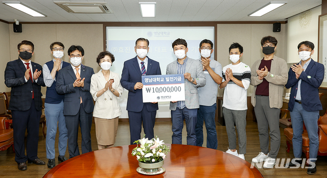 [대구=뉴시스]김정화 기자 = 문훈희 효진 대표가 영남대학교에 마스크 2만장을 기증했다. (사진 = 영남대학교 제공) 2020.09.24. photo@newsis.com