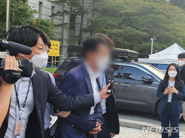 [서울=뉴시스] 류인선 기자 = 사랑제일교회 이모 목사가 24일 서울 서초구 서울중앙지법에서 강염병 예방법 위반 혐의 구속 전 피의자 심문을 받은 뒤 청사를 나서고 있다. 2020.09.24 ryu@newsis.com