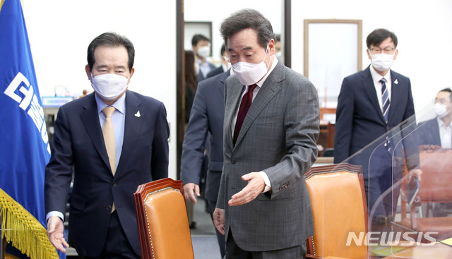 [서울=뉴시스]김선웅 기자 = 정세균 국무총리, 이낙연 더불어민주당 대표, 김상조 청와대 정책실장이 24일 서울 여의도 국회에서 열린 고위당정청 협의회에 참석하기 위해 회의실로 입장하고 있다. 이날 열린 협의회에서는 추석 전 7조 8000억원 규모의 4차 추가경정예산(추경)안 세부 집행계획 및 조기 집행 방안을 논의한다. 2020.09.24. mangusta@newsis.com