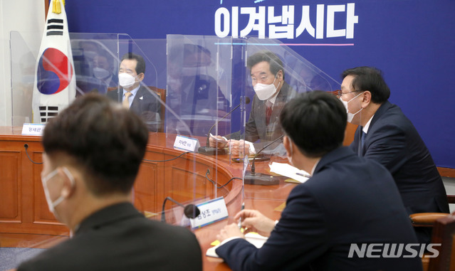 [서울=뉴시스]김선웅 기자 = 이낙연 더불어민주당 대표가 24일 서울 여의도 국회에서 열린 고위당정청 협의회에서 모두발언을 하고 있다. 이날 열린 협의회에서는 추석 전 7조 8000억원 규모의 4차 추가경정예산(추경)안 세부 집행계획 및 조기 집행 방안을 논의한다. 2020.09.24. mangusta@newsis.com