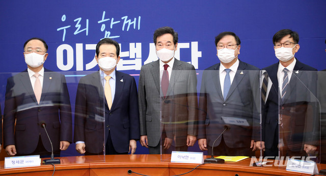 [서울=뉴시스]김선웅 기자 = 24일 서울 여의도 국회에서 열린 고위당정청 협의회에서 참석자들이 기념촬영을 하고 있다. 왼쪽부터 홍남기 경제부총리 겸 기획재정부 장관, 정세균 국무총리, 이낙연 더불어민주당 대표, 김태년 원내대표, 김상조 청와대 정책실장. 이날 열린 협의회에서는 추석 전 7조 8000억원 규모의 4차 추가경정예산(추경)안 세부 집행계획 및 조기 집행 방안을 논의한다. 2020.09.24.&nbsp; mangusta@newsis.com
