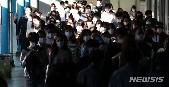 [서울=뉴시스] 박주성 기자 = 서울 지역 신종 코로나바이러스 감염증(코로나19) 확진자는 줄어들고 있지만 감염경로를 알 수 없는 깜깜이 환자의 비율을 증가한 것으로 나타났다. 21일 서울시에 따르면 2주 전(6~12일) 전체 확진자의 25.6%였던 감염경로 불분명 사례는 지난주(13~19일) 28.8%로 증가했다. 여전히 높은 비율이다. 사진은 24일 오전 서울 구로구 신도림역에서 시민들이 출근하는 모습. 2020.09.24. park7691@newsis.com