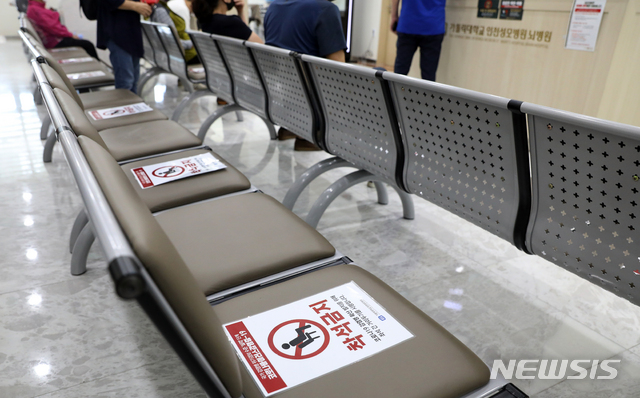 [인천=뉴시스] 이종철 기자 = 수도권을 중심으로 한 신종 코로나바이러스 감염증(코로나19) 확산세가 좀처럼 수그러들지 않고 있는 가운데 24일 오전 인천시 부평구 가톨릭대학교 인천성모병원에서 사회적 거리두기 실천을 위해 환자와 보호자의 대기 의자에 ‘착석금지’ 표지를 붙여놓고 있다. 2020.09.24. jc4321@newsis.com