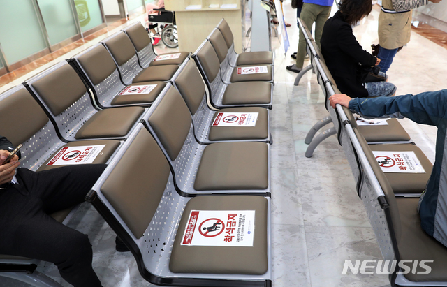 [인천=뉴시스] 이종철 기자 = 수도권을 중심으로 한 신종 코로나바이러스 감염증(코로나19) 확산세가 좀처럼 수그러들지 않고 있는 가운데 한 병원에서 사회적 거리두기 실천을 위해 환자와 보호자의 대기 의자에 착석 금지 표지를 붙여놓고 있다. 2020.09.24. jc4321@newsis.com 이 사진은 기사 내용과 직접적 관련 없음