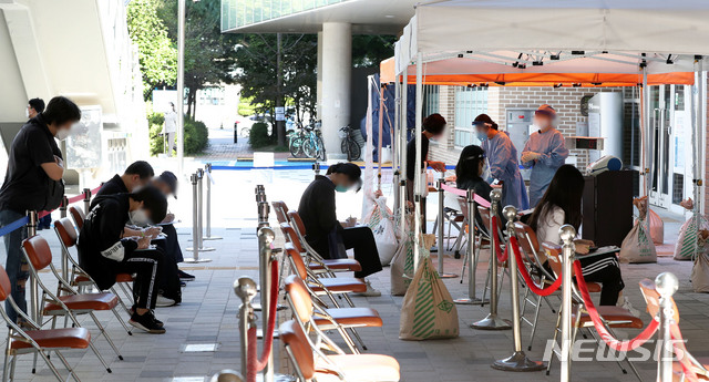 [서울=뉴시스]홍효식 기자 = 24일 오전 서울 마포구 보건소에 마련된 선별진료소에서 시민들이 코로나19 검사를 받기 위해 대기하고 있다. 2020.09.24.&nbsp; yesphoto@newsis.com