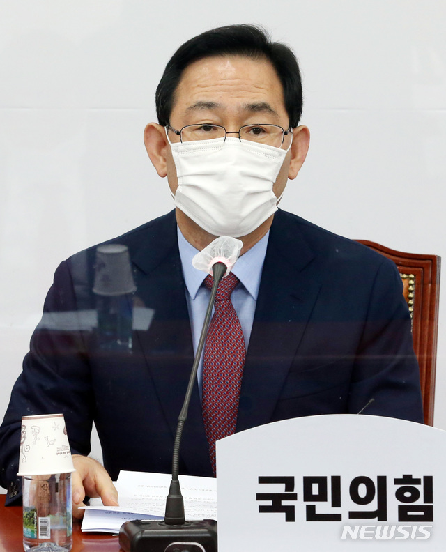 [서울=뉴시스]김선웅 기자 = 주호영 국민의힘 원내대표가 24일 오전 서울 여의도 국회에서 열린 비상대책위원회의에 참석해 발언을 하고 있다.(공동취재사진)2020.09.24. photo@newsis.com