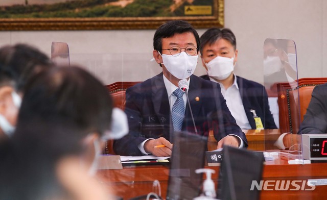 [서울=뉴시스]김선웅 기자 = 문성혁 해양수산부 장관이 24일 국회에서 열린 농림축산식품해양수산위원회 전체회의에서 의원들의 질문에 답변하고 있다. (공동취재사진) 2020.09.24.  photo@newsis.com