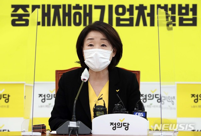 [서울=뉴시스]김선웅 기자 = 심상정 정의당 대표가 24일 오전 서울 여의도 국회에서 열린 퇴임 기자회견에서 인사말을 하고 있다. (공동취재사진) 2020.09.24. photo@newsis.com