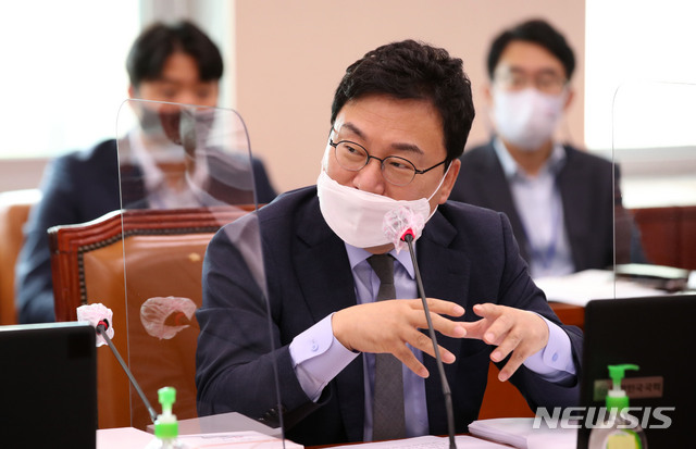 [서울=뉴시스]김선웅 기자 = 이상직 더불어민주당 의원이 24일 서울 여의도 국회에서 문화체육관광위원회 전체회의에서 의원 질의하고 있다. 2020.09.24. mangusta@newsis.com