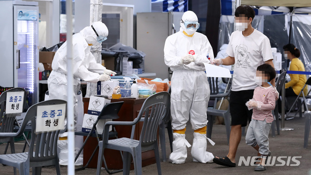 [서울=뉴시스] 이영환 기자 = 24일 오전 서울 송파구보건소에 마련된 선별진료소에서 시민들이 신종 코로나바이러스 감염증(코로나19) 검사를 위해 이동하고 있다. 2020.09.24. 20hwan@newsis.com