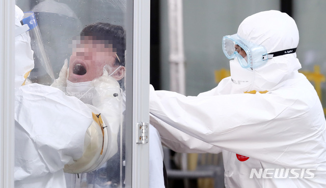 [서울=뉴시스] 이영환 기자 = 24일 오전 서울 송파구보건소에 마련된 선별진료소에서 시민들이 신종 코로나바이러스 감염증(코로나19) 검사를 받고 있다. 2020.09.24. 20hwan@newsis.com