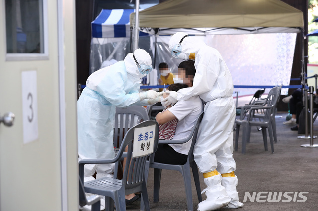[서울=뉴시스] 이영환 기자 = 24일 오전 서울 송파구보건소에 마련된 선별진료소에서 시민들이 신종 코로나바이러스 감염증(코로나19) 검사를 받고 있다. 2020.09.24.&nbsp; 20hwan@newsis.com