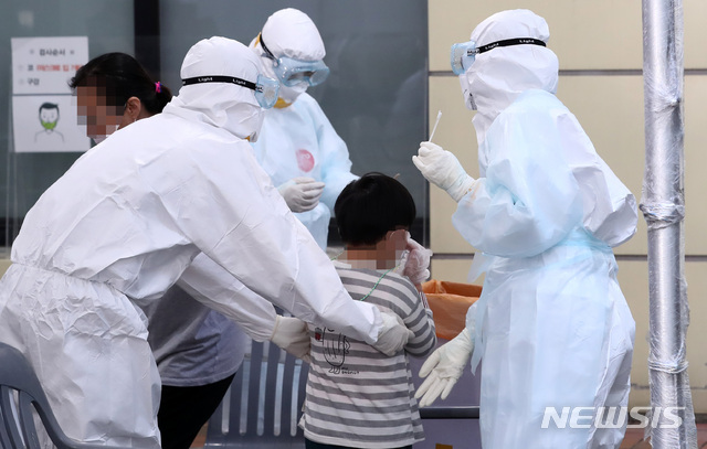 [서울=뉴시스] 24일 오전 서울 송파구보건소에 마련된 선별진료소에서 의료진들이 신종 코로나바이러스 감염증(코로나19) 검사를 앞둔 어린이와 이야기를 나누고 있다. (사진=뉴시스 DB) 2020.09.24. photo@newsis.com