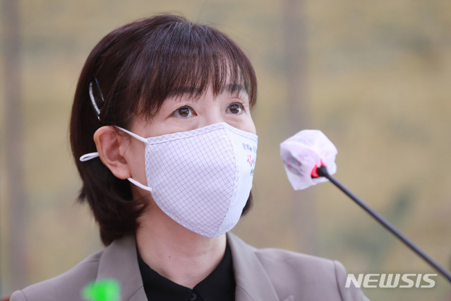 [서울=뉴시스]김선웅 기자 = 최윤희 문화체육관광부 2차관이 24일 오전 서울 여의도 국회에서 열린 문화체육관광위원회 전체회의에서 의원질의에 답하고 있다. (공동취재사진) 2020.09.24. photo@newsis.com