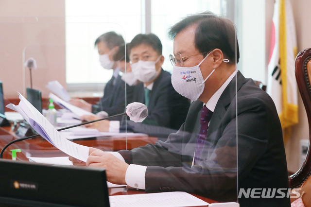 [서울=뉴시스]김선웅 기자 = 도종환 위원장이 24일 오전 서울 여의도 국회에서 열린 문화체육관광위원회 전체회의를 주재하고 있다. (공동취재사진) 2020.09.24. photo@newsis.com