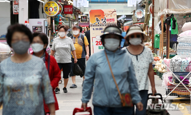 [서울=뉴시스]홍효식 기자 = 지난달 24일 서울 마포구 망원동 월드컵시장을 찾은 시민들이 추석에 사용할 제수용품 등을 구입하고 있다. 2020.09.24. yesphoto@newsis.com