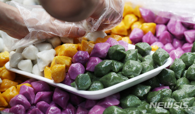 [서울=뉴시스]홍효식 기자 = 지난달 24일 서울 마포구 망원동 월드컵시장에서 한 상인이 추석용 송편을 담고 있다. 2020.09.24. yesphoto@newsis.com