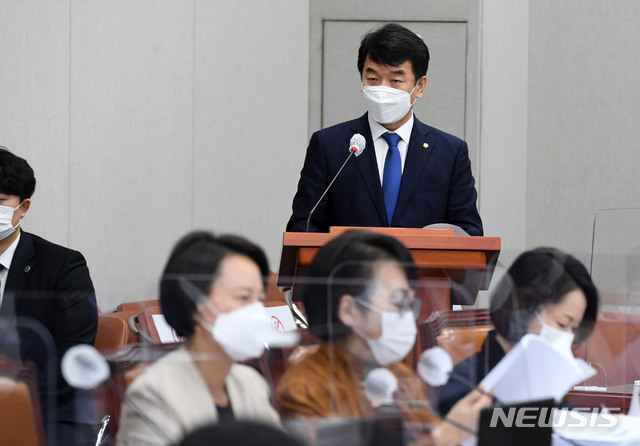 [서울=뉴시스]김진아 기자 = 문진석 더불어민주당 의원이 24일 오전 서울 여의도 국회에서 열린 운영위원회 전체회의에서 제안설명을 하고 있다. (공동취재사진) 2020.09.24. photo@newsis.com