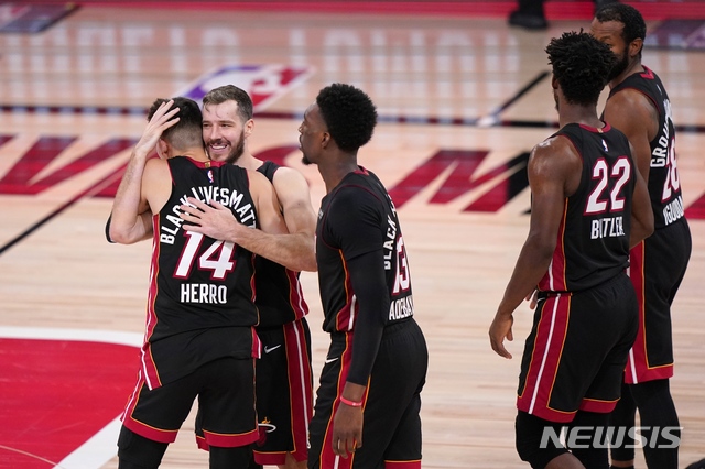 [올랜도=AP/뉴시스] 챔피언결정전까지 1승 만을 남겨둔 마이애미 히트. 2020.09.23.