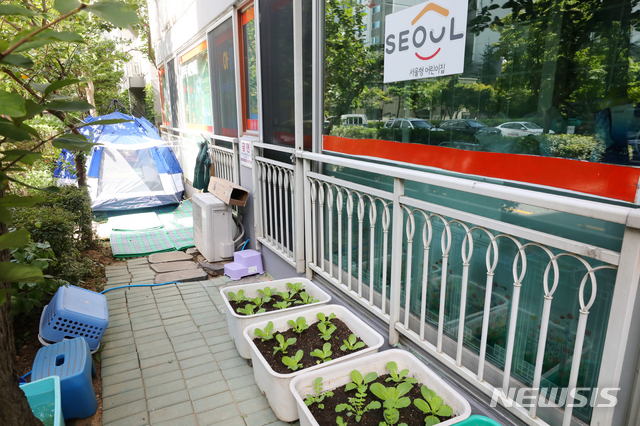 [서울=뉴시스]배훈식 기자 = 서울 시내 어린이집에서 신종 코로나바이러스 감염증(코로나19) 집단감염이 확인된 24일 오전 서울 강서구의 집단감염 발생 어린이집이 굳게 닫혀있다. 2020.09.24.&nbsp; dahora83@newsis.com