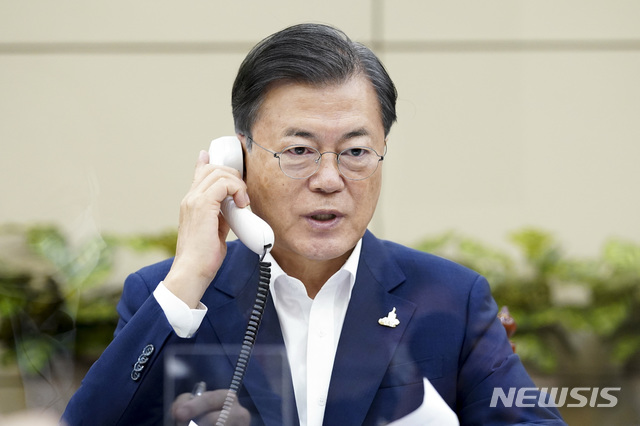 [서울=뉴시스]추상철 기자 = 문재인 대통령이 24일 청와대 여민관에서 스가 요시히데 일본 총리와 전화 통화하고 있다.(사진=청와대 제공) 2020.9.24.&nbsp; photo@newsis.com