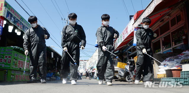 [전주=뉴시스] 김얼 기자 = 전라북도자원봉사센터 관계자들은 24일 전북 전주시 전주남부시장에서 신종 코로나바이러스 감염증(코로나19) 재확산에 따른 추석맞이 전통시장 방역 활동을 열고 전통시장 구석구석을 방역하고 있다. 2020.09.24.pmkeul@newsis.com